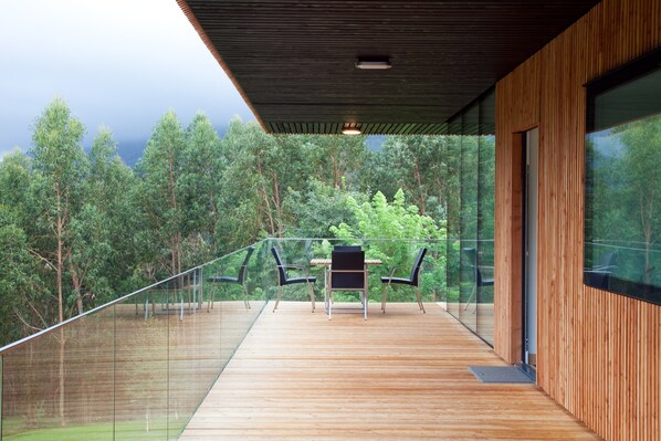 Outdoor dining - Spectacular designer house, with heated pool, 8 minutes from the beach. (Ea)