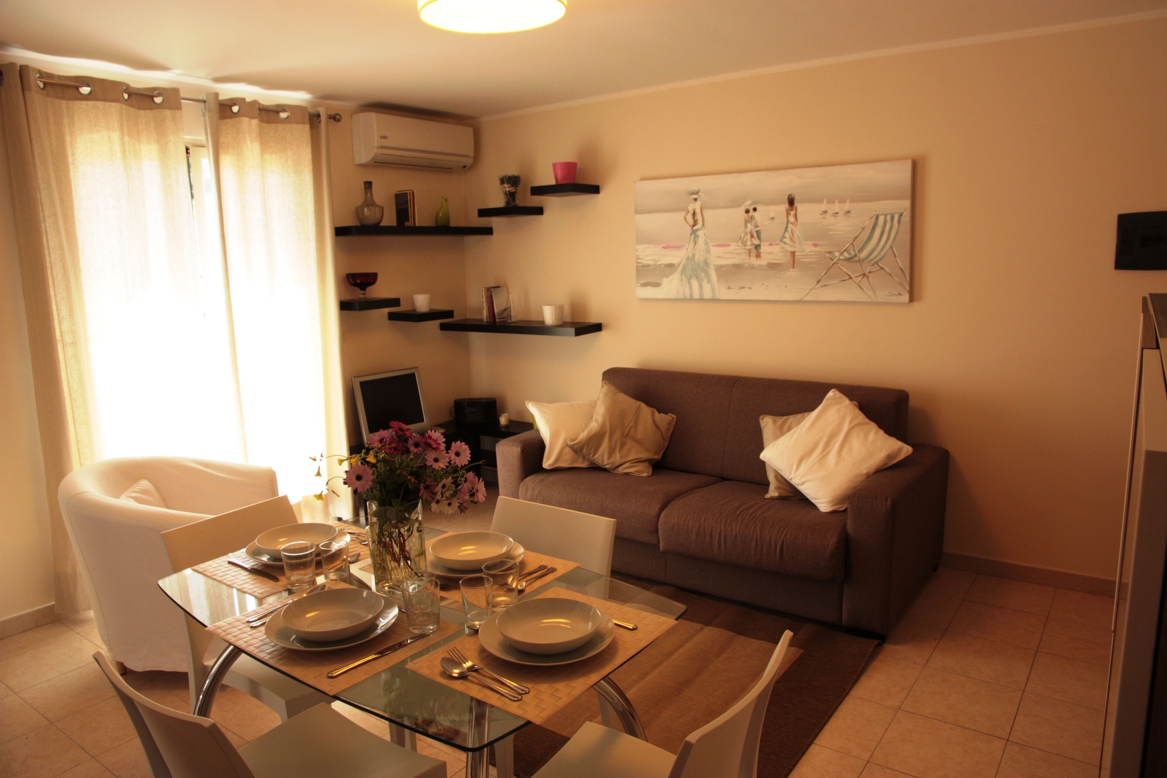 Modern, functional and welcoming. three-room apartment in the center of Letojan