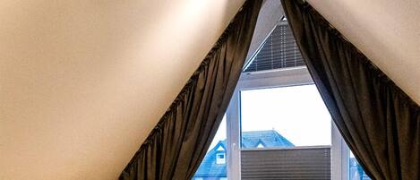 2 bedrooms, travel crib, free WiFi