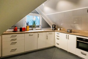 ثلاجة، ميكروويف، فرن، غسالة أطباق