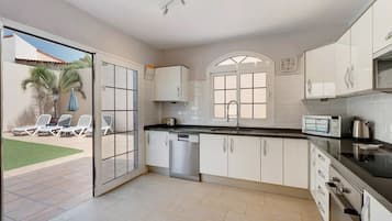 JÀÀkaappi, mikroaaltouuni, uuni, liesi