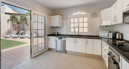 2 Bedroom 2 Bathroom Villa With Heated Pool And Uk Tv & Air Conditioning.