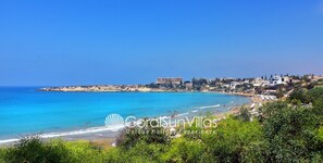 Una spiaggia nelle vicinanze