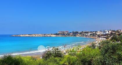 Huge Villa in the Heart of Coral Bay Paphos,100m to Beach Large Pool -Sleeps 15