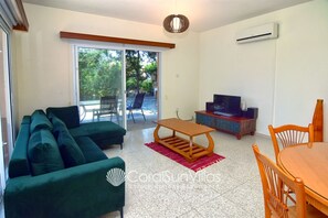 TV, tavolo da calcetto, tavolo da ping pong, libri