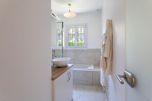Bathtub, towels