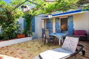 Outdoor dining - VILLA LES ONDES VI4120 by RIVIERA HOLIDAY HOMES (Juan-les-Pins)