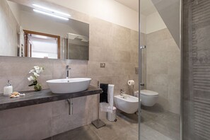 تجهيزات دش، مجففات شعر، مراحيض شطف، مناشف