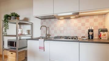 Fridge, oven, stovetop, dishwasher