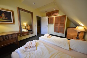 2 bedrooms, iron/ironing board, internet, bed sheets