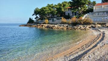 Una spiaggia nelle vicinanze