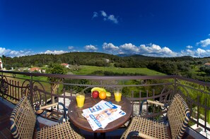 Outdoor dining - Boutique Apartment, Magnolia No2 (Kefalonia)
