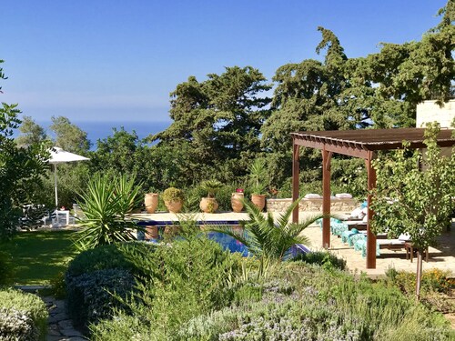 Villa LaMori in a quiet location with a heatable pool and a beautiful garden