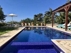 Una piscina al aire libre, una piscina climatizada