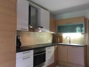 Frigorifero, forno, seggiolone