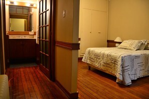 Minibar, skrivebord, wi-fi (inkludert) og sengetøy