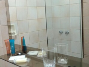 Shower, free toiletries, bidet, towels - Hotel Crown (Melo)