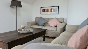 TV, books - Apartment Seeloft with balcony and direct lake view on the Möhnesee  (Möhnesee)