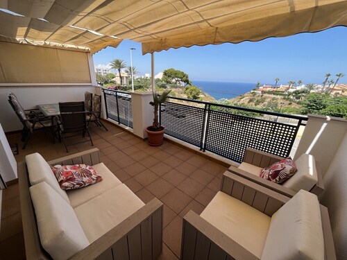 Luxury apartment with sea view, 3 bedrooms, 2 bathrooms, for up to 6 people.