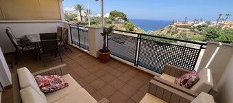 Luxury apartment with sea view, 3 bedrooms, 2 bathrooms, for up to 6 people.