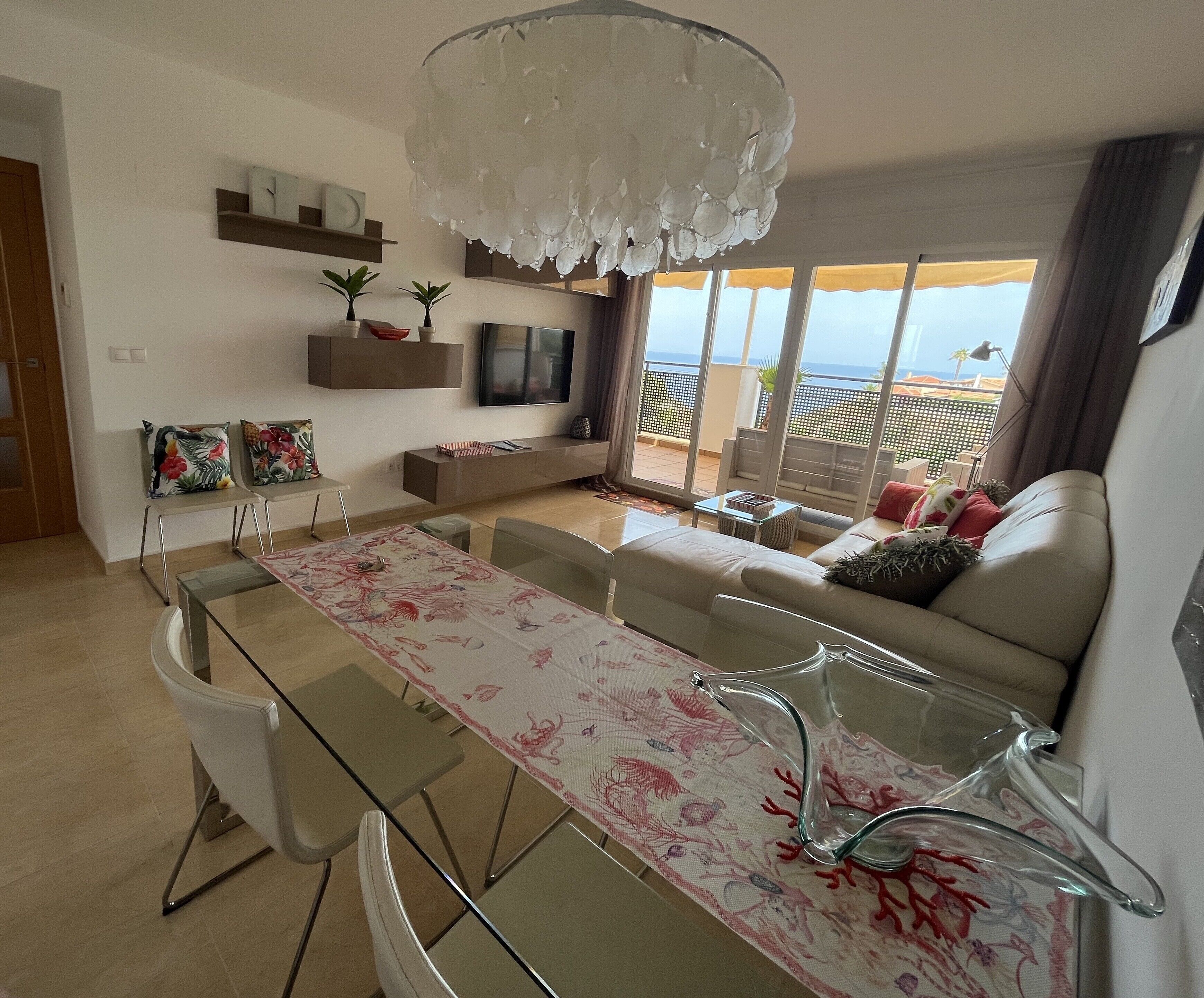 TV connectée, lecteur de DVD, livres, médiathèque