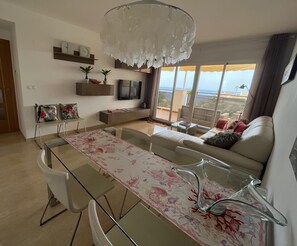 Téléviseur connecté, lecteur de DVD, livres, sélection de musique