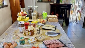 A kitchen counter with various food items and condiments. - Da Silva Surfcamp Areia Branca (Lourinhã)