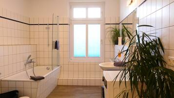 Haartrockner, Handtücher, Toilettenpapier