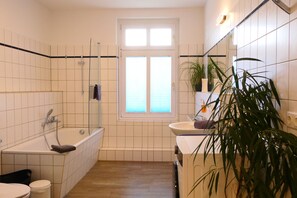 Haartrockner, Handtücher, Toilettenpapier