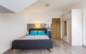 3 bedrooms, travel crib, free WiFi, bed sheets