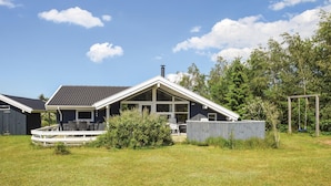 A modern house with a large deck, a covered outdoor seating area, and a fenced yard. - 3 bedroom cozy home in Humble (Humble)