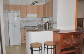 Frigorífico, microondas, horno y placa de cocina