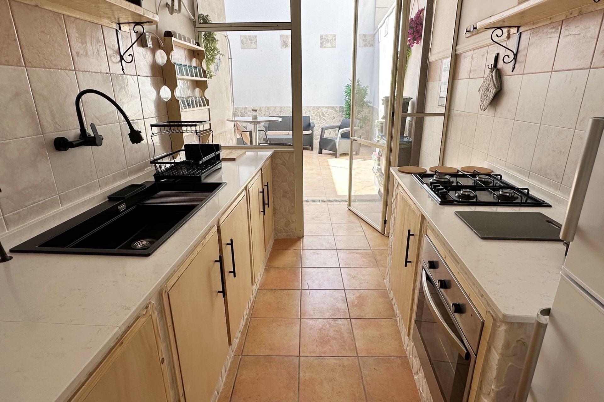 Kühlschrank, Ofen, Herdplatte, Wasserkocher mit Kaffee-/Teezubehör