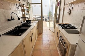 Kylskåp, ugn, spishäll och kaffe- och tebryggare