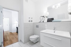 淋浴/盆浴组合、吹风机、毛巾、肥皂