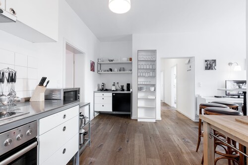 5 chambres, salon géant, Park Tempelhofer Feld, à 3 minutes du métro / S-Bahn, jusqu'à 14 personnes