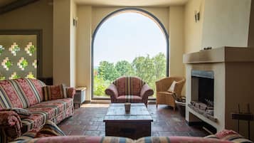 Chimenea, mesa de ping pong, juguetes, libros
