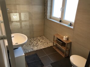 Dusche, Haartrockner, Toilettenpapier