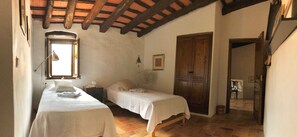 2 chambres, coffres-forts dans les chambres, fer et planche à repasser