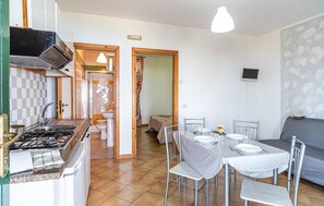 Refrigerador, parrilla de estufa y utensilios de cocina 