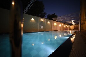 Una piscina al aire libre