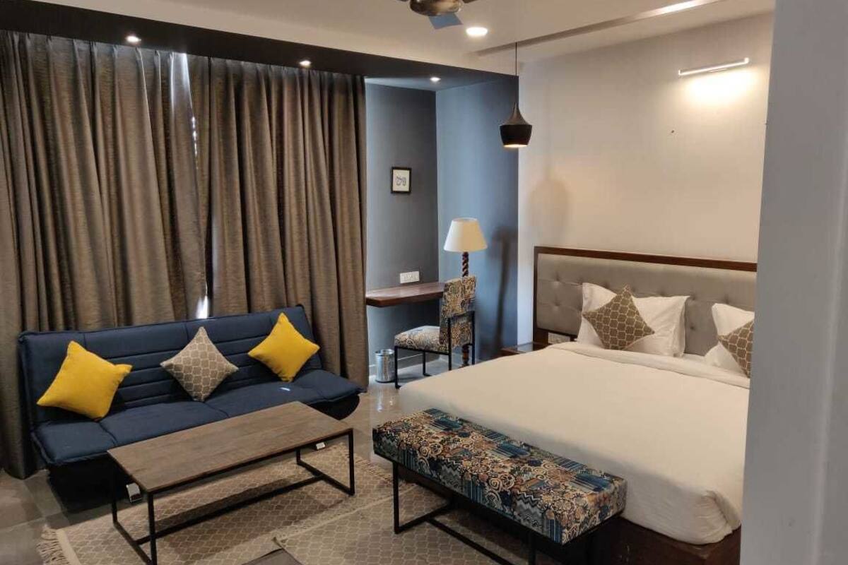 Caja de seguridad en la habitación y tabla de planchar con plancha