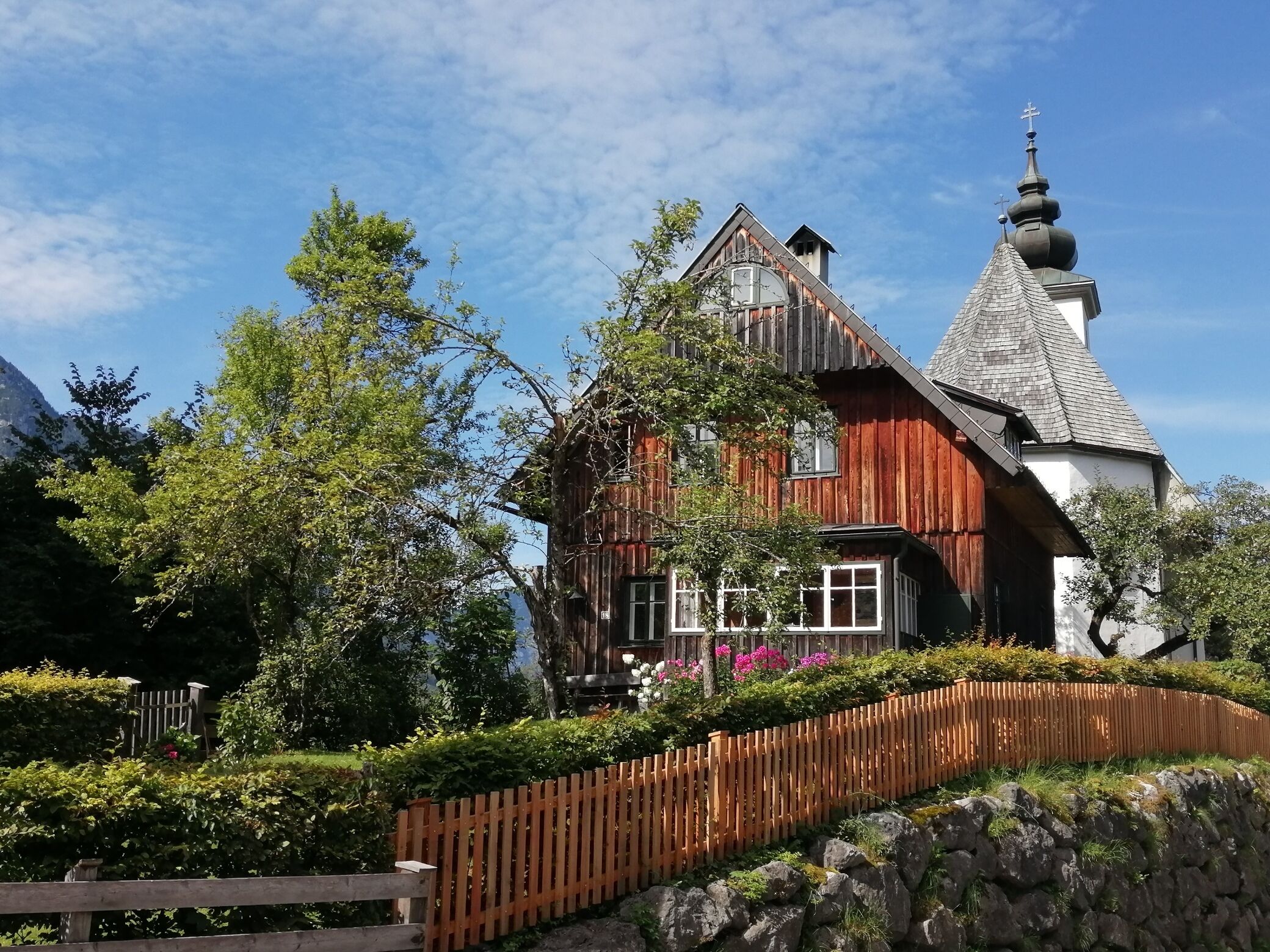 Hausansicht (im Hintergrund Kirche St.Leonhard)
