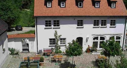 Loma tyylikkäästi sisustetussa Deer-huoneistossa, josta on näköala maaseudulle