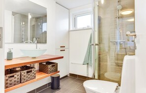 Shower - Awesome home in Augustenborg with WiFi (Augustenborg)