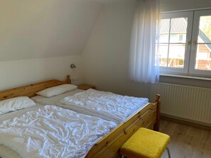 2 slaapkamers, een strijkplank/strijkijzer, reisbedje, wifi