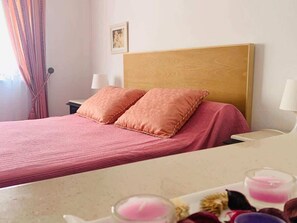 3 chambres, fer et planche à repasser, accès Internet, draps fournis