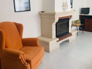 TV, fireplace