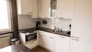 Een koelkast, een magnetron, een oven, een kookplaat