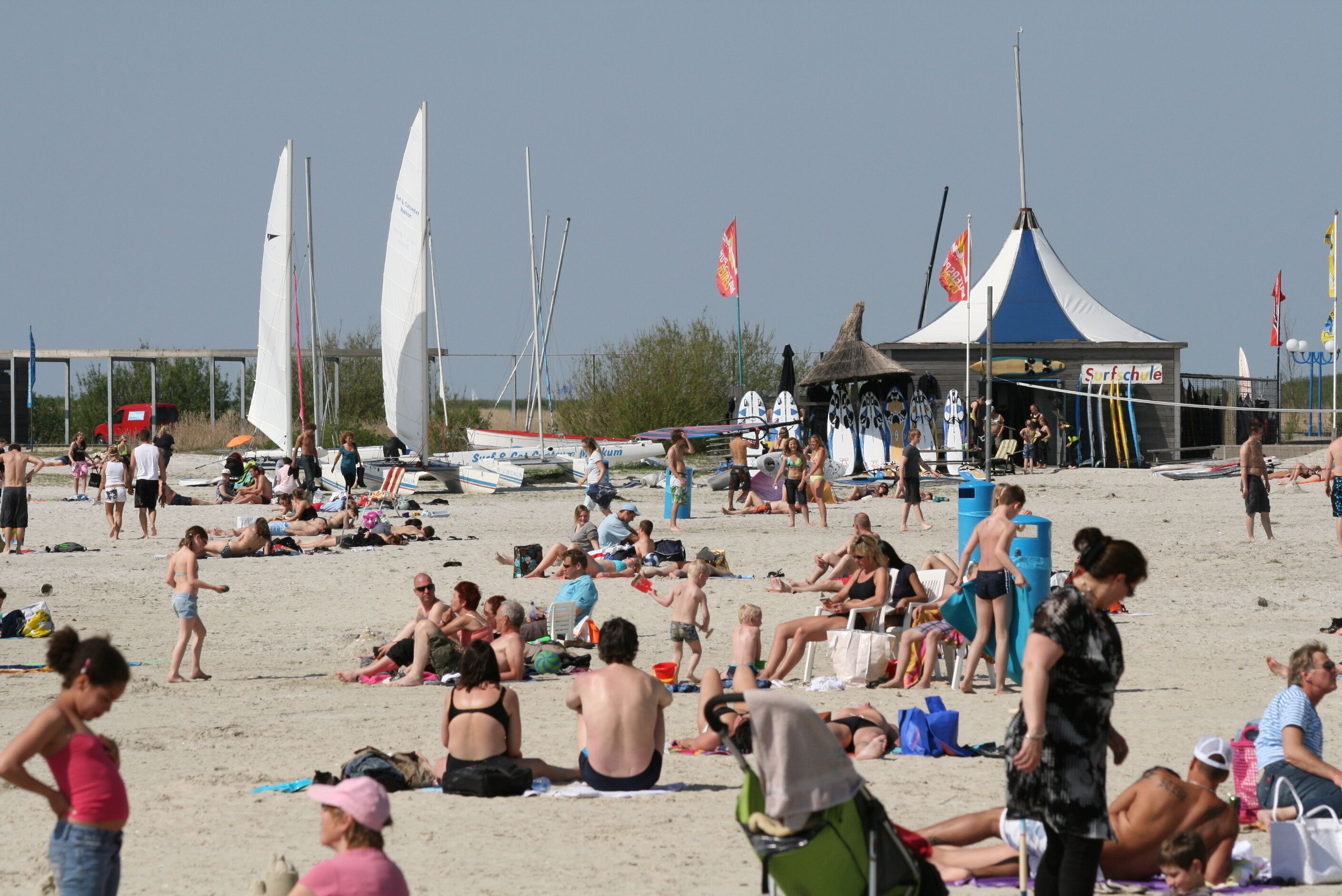 Ligstoelen aan het strand